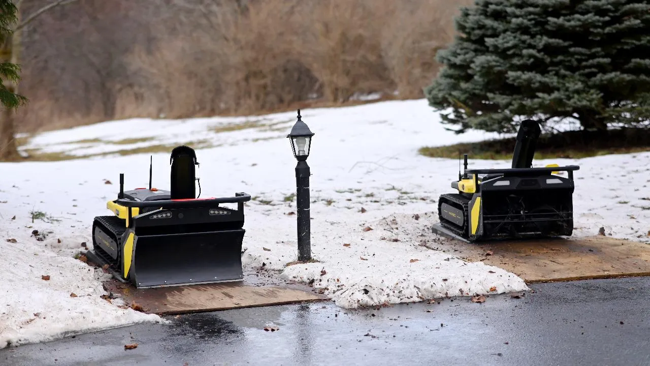 yarbo snow blower and snow plow 